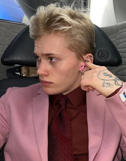 Даня Милохин признался, что работает в Дубае доставщиком еды