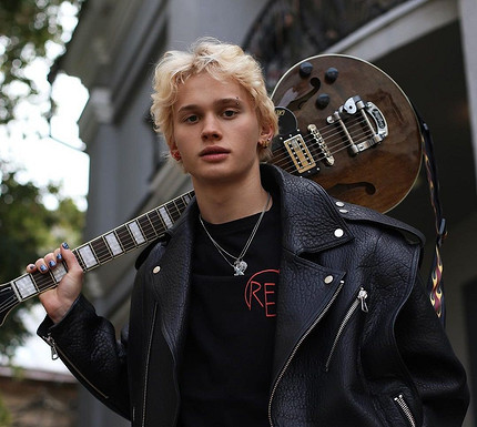 Даня Милохин признался, что работает в Дубае доставщиком еды