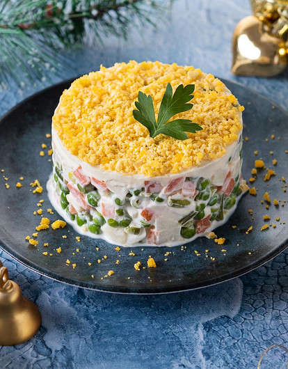 Салаты из консервов для новогоднего стола: 15 простых и вкусных вариантов
