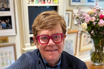 Потерял правый глаз: Элтон Джон признался, что его зрение стремительно ухудшается