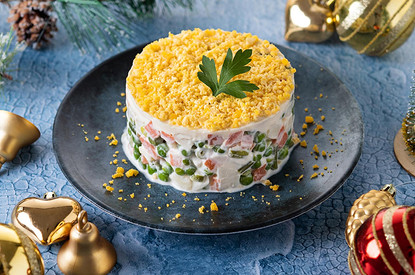 Салаты из консервов для новогоднего стола: 15 простых и вкусных вариантов