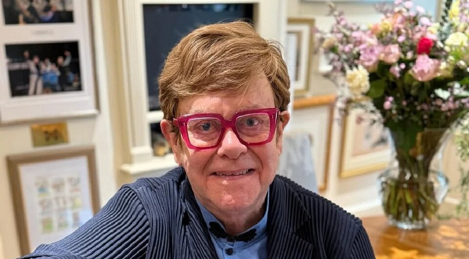 Потерял правый глаз: Элтон Джон признался, что его зрение стремительно ухудшается