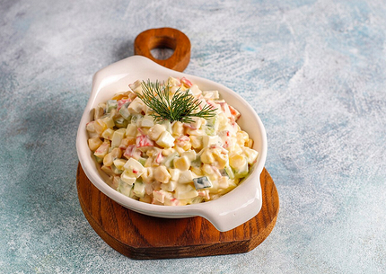 Салаты из консервов для новогоднего стола: 15 простых и вкусных вариантов