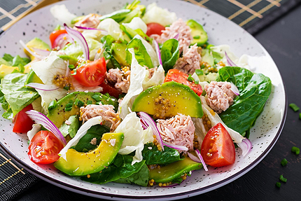 Салаты из консервов для новогоднего стола: 15 простых и вкусных вариантов