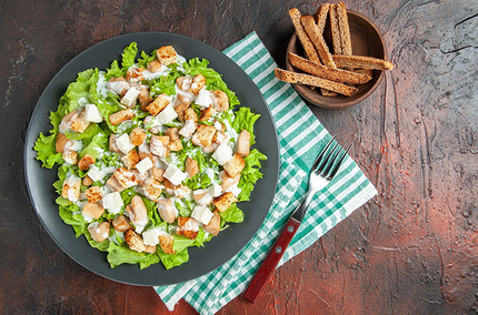 Салаты из консервов для новогоднего стола: 15 простых и вкусных вариантов