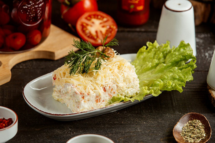 Салаты из консервов для новогоднего стола: 15 простых и вкусных вариантов