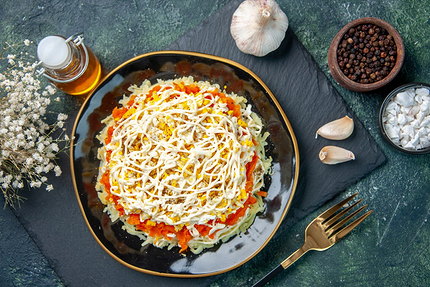 Салаты из консервов для новогоднего стола: 15 простых и вкусных вариантов