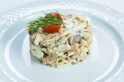 Салаты из консервов для новогоднего стола: 15 простых и вкусных вариантов