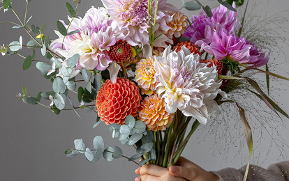 О чем говорят народные приметы с цветами: от укола шипами до упавших бутонов