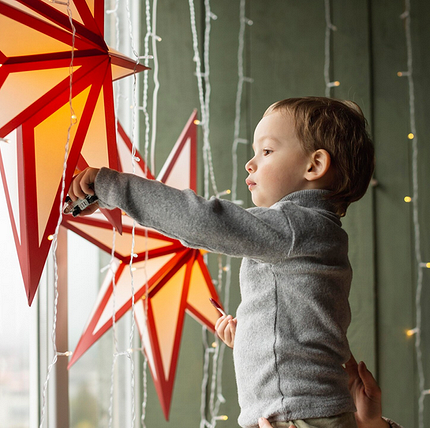 Как украсить окна на Новый 2026 год: лучшие идеи декора