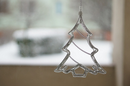 Как украсить окна на Новый 2026 год: лучшие идеи декора