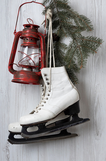 Как украсить входную дверь к Новому году: идеи декора с фото