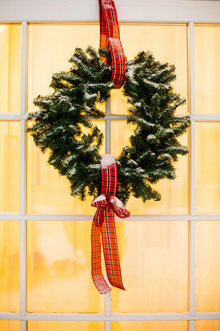 Как украсить входную дверь к Новому году: идеи декора с фото