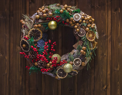 Как украсить входную дверь к Новому году: идеи декора с фото