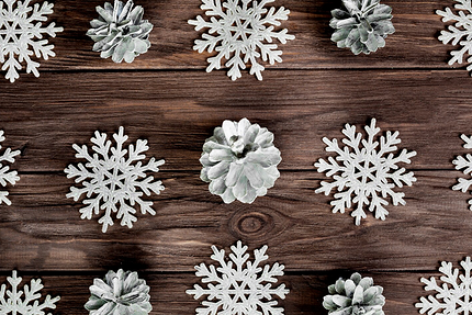 Как украсить входную дверь к Новому году: идеи декора с фото