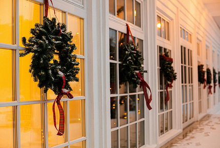 Как украсить входную дверь к Новому году: идеи декора с фото