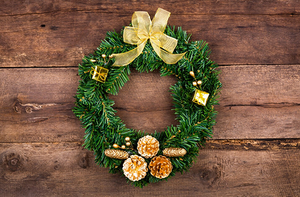 Как украсить входную дверь к Новому году: идеи декора с фото