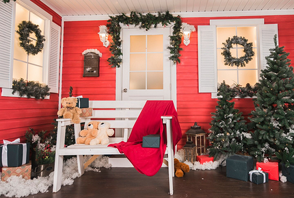 Как украсить входную дверь к Новому году: идеи декора с фото