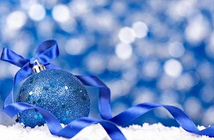 Как украсить входную дверь к Новому году: идеи декора с фото