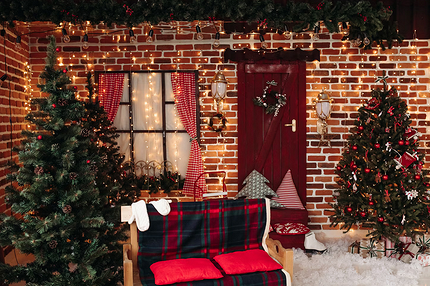 Как украсить входную дверь к Новому году: идеи декора с фото