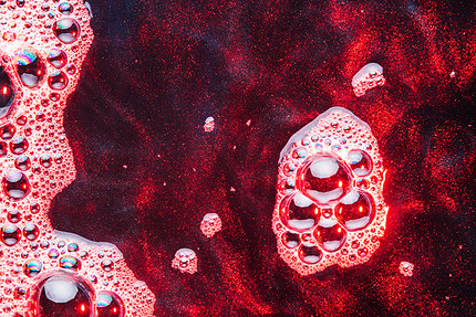 Духи с ароматом кофе, ладана и крови: самые неожиданные парфюмерные тренды 2026