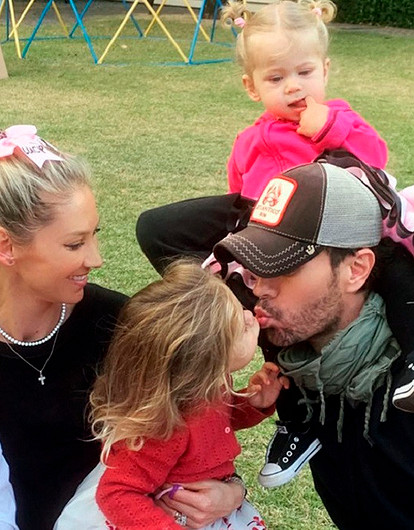 У Анны Курниковой и Энрике Иглесиаса родился четвертый ребенок