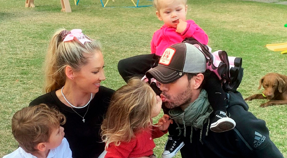 У Анны Курниковой и Энрике Иглесиаса родился четвертый ребенок