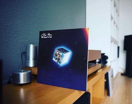 «Он пел про нас»: почему Крис Ри стал голосом поколения 90-х в России