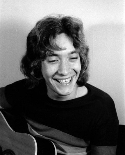 «Он пел про нас»: почему Крис Ри стал голосом поколения 90-х в России