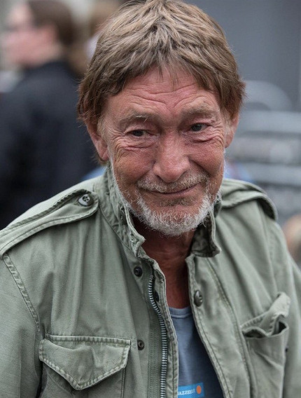 «Он пел про нас»: почему Крис Ри стал голосом поколения 90-х в России