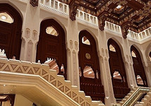 Вечером — культпоход в оперный театр, где дают концерты мировые знаменитости.