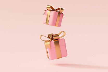 Подарки для бьютиголиков: что вызовет восторг, а что — неловкость