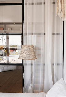 Шторы в спальню 2026: трендовые идеи и оттенки