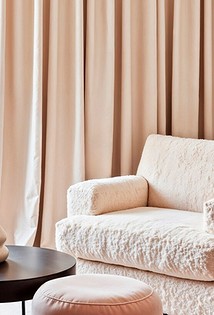 Шторы в спальню 2026: трендовые идеи и оттенки