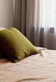 Шторы в спальню 2026: трендовые идеи и оттенки