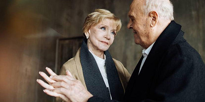 Теперь они — вместе: Юлия Меньшова опубликовала трогательные снимки родителей после смерти Веры Алентовой