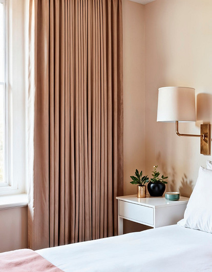 Шторы в спальню 2026: трендовые идеи и оттенки