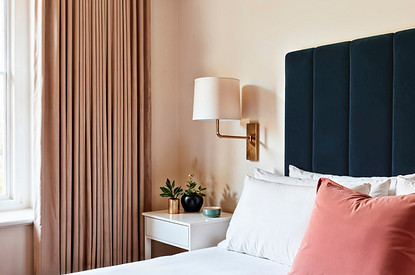 Шторы в спальню 2026: трендовые идеи и оттенки