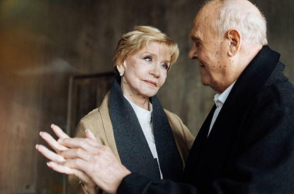 Теперь они — вместе: Юлия Меньшова опубликовала трогательные снимки родителей после смерти Веры Алентовой