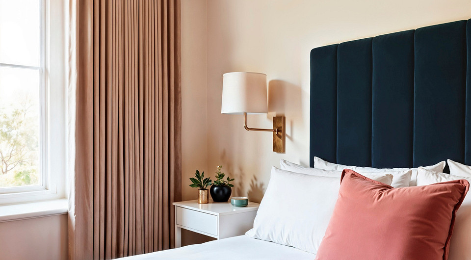 Шторы в спальню 2026: трендовые идеи и оттенки