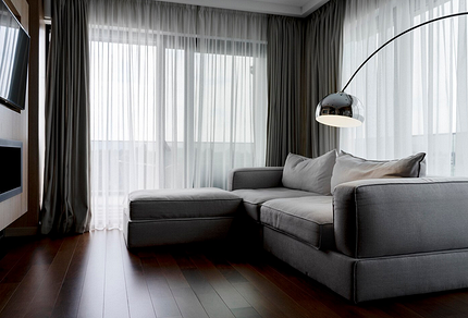 Шторы в спальню 2026: трендовые идеи и оттенки