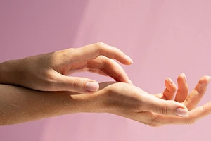 Что делать с сухой кожей рук, если крем не помогает