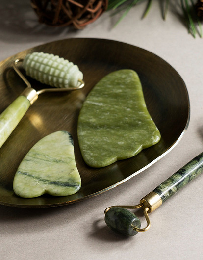 Скребок, роллер или микротоки: как работают разные бьюти-гаджеты для лица