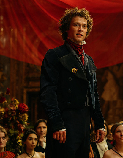 Юра Борисов в образе Пушкина раздал цветы в московском метро