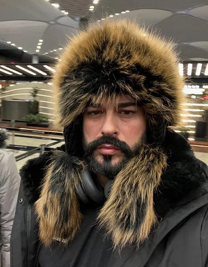 «Вся Турция обсуждает мою шапку»: Бурак Озчивит приехал в Москву с ушанкой