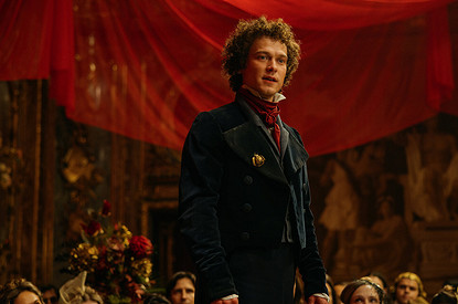 Юра Борисов в образе Пушкина раздал цветы в московском метро