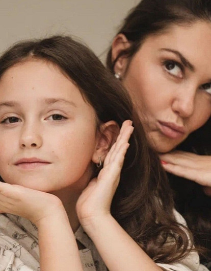 Она особо не хочет, я ее заставляю: Агата Муцениеце рассказала о воспитании дочери