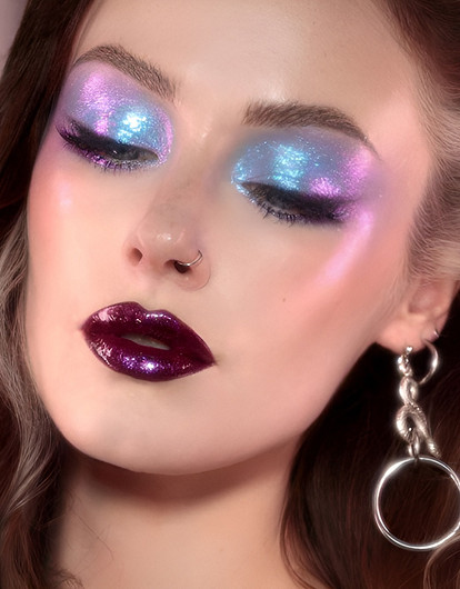 Тренды макияжа 2025: ягодные губы, металлик и стиль 90-х (не опять, а снова)