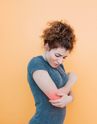 К чему чешется правый локоть у девушки: значение приметы по дням недели и времени суток