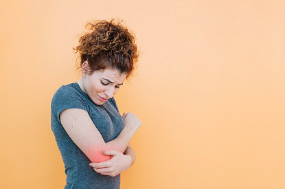 К чему чешется правый локоть у девушки: значение приметы по дням недели и времени суток